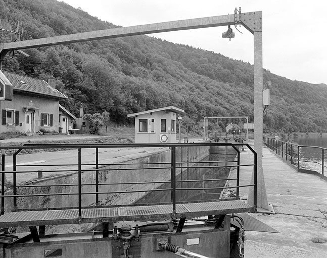 L'écluse et son poste de commande, depuis la porte amont. © Jérôme Mongreville / Région Bourgogne-Franche-Comté, Inventaire du patrimoine - 2003