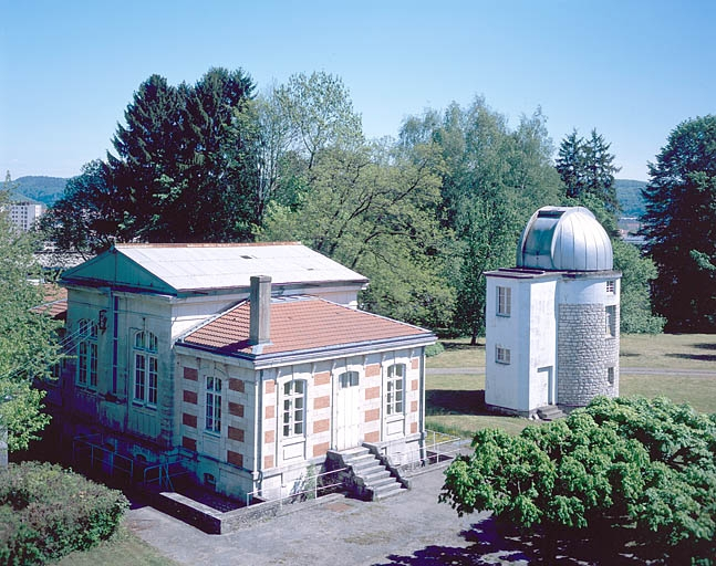 Vue d'ensemble plongeante depuis le pavillon de l'équatorial coudé, au nord-ouest. © Jérôme Mongreville / Région Bourgogne-Franche-Comté, Inventaire du patrimoine - 2003 Vue d'ensemble plongeante depuis le pavillon de l'équatorial coudé, au nord-ouest. © Jérôme Mongreville / Région Bourgogne-Franche-Comté, Inventaire du patrimoine - 2003