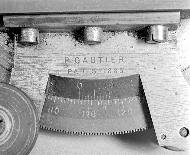Le cercle gradué, avec la vis tangente à double graduation et les inscriptions concernant le fabricant. © Jérôme Mongreville / Région Bourgogne-Franche-Comté, Inventaire du patrimoine - 2003