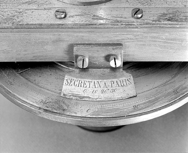 Détail du cercle et de la vis tangente gradués, portant le nom du fabricant. © Jérôme Mongreville / Région Bourgogne-Franche-Comté, Inventaire du patrimoine - 2003