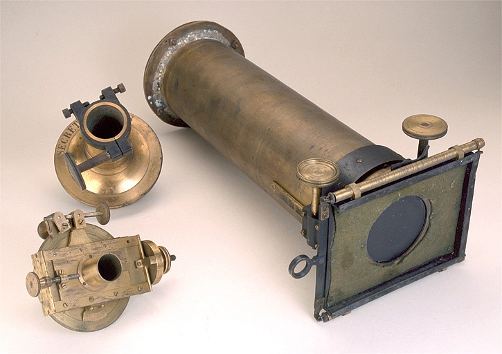 Vue d'ensemble du tube avec porte-plaque à crémaillère (à droite), accompagné du micromètre (au 1er plan) et du porte-oculaire (au 2e plan). © Jérôme Mongreville / Région Bourgogne-Franche-Comté, Inventaire du patrimoine - 2003