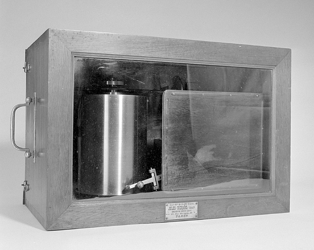 Vue d'ensemble du planimètre dans sa boîte vitrée. © Jérôme Mongreville / Région Bourgogne-Franche-Comté, Inventaire du patrimoine - 2003