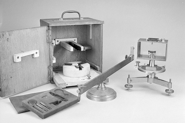 Vue d'ensemble de la balance (à droite), de ses accessoires (dont la mire) et de sa boîte de rangement. © Jérôme Mongreville / Région Bourgogne-Franche-Comté, Inventaire du patrimoine - 2003