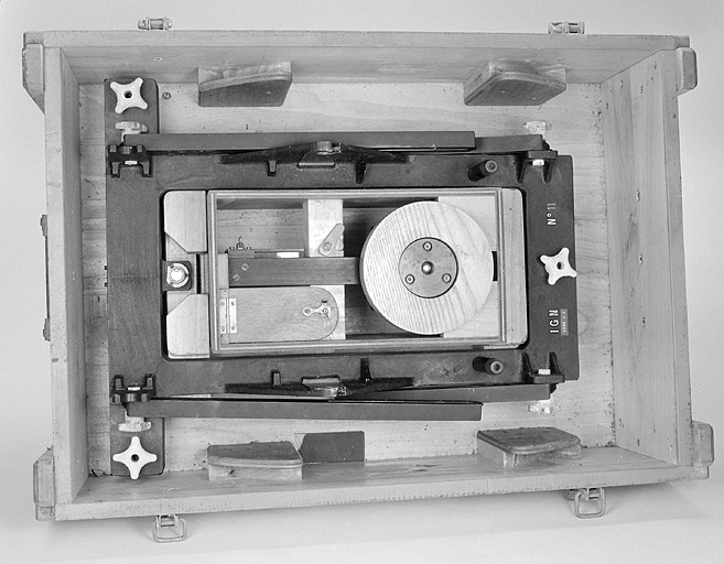 La monture azimutale rangée dans son coffre de transport. © Jérôme Mongreville / Région Bourgogne-Franche-Comté, Inventaire du patrimoine - 2003