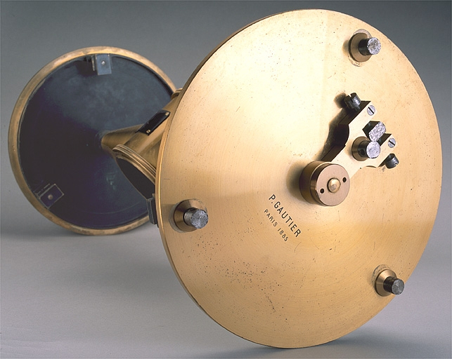 Disque fixe, avec le nom du fabricant et la date. © Jérôme Mongreville / Région Bourgogne-Franche-Comté, Inventaire du patrimoine - 2003