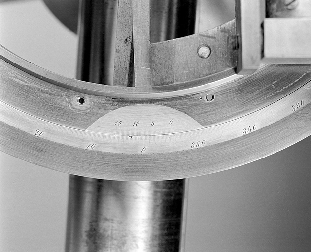 Graduations sur le cercle vertical. © Jérôme Mongreville / Région Bourgogne-Franche-Comté, Inventaire du patrimoine - 2003