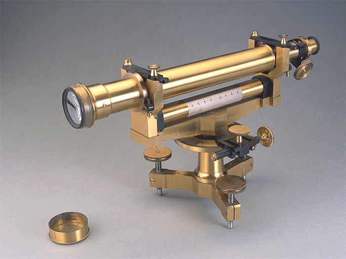 Vue d'ensemble de l'instrument avec le couvercle de l'objectif. © Jérôme Mongreville / Région Bourgogne-Franche-Comté, Inventaire du patrimoine - 2003