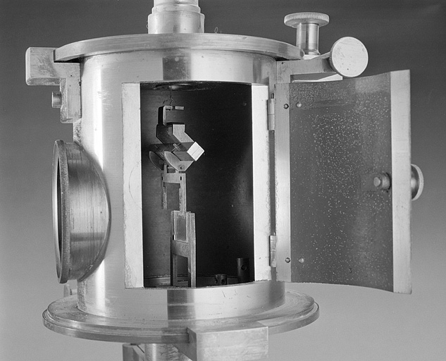 Vue du mécanisme à l'intérieur de la boîte cylindrique. © Jérôme Mongreville / Région Bourgogne-Franche-Comté, Inventaire du patrimoine - 2003