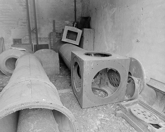 Tubes oculaires extérieur et intérieur, embase du pivot horaire inférieur, cube central et tube objectif. © Jérôme Mongreville / Région Bourgogne-Franche-Comté, Inventaire du patrimoine - 2003 Tubes oculaires extérieur et intérieur, embase du pivot horaire inférieur, cube central et tube objectif. © Jérôme Mongreville / Région Bourgogne-Franche-Comté, Inventaire du patrimoine - 2003