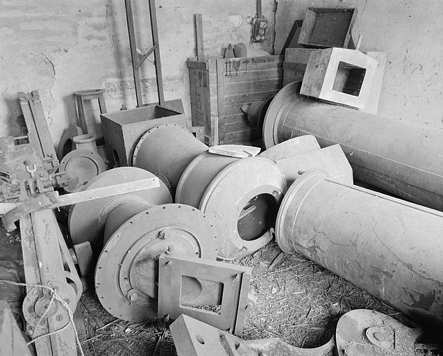 Pivot horaire inférieur et son porte-miroir, près de l'ensemble contrepoids (au centre). Cube objectif au fond près du mur, tube oculaire et tube objectif à droite. © Jérôme Mongreville / Région Bourgogne-Franche-Comté, Inventaire du patrimoine - 2003 Pivot horaire inférieur et son porte-miroir, près de l'ensemble contrepoids (au centre). Cube objectif au fond près du mur, tube oculaire et tube objectif à droite. © Jérôme Mongreville / Région Bourgogne-Franche-Comté, Inventaire du patrimoine - 2003