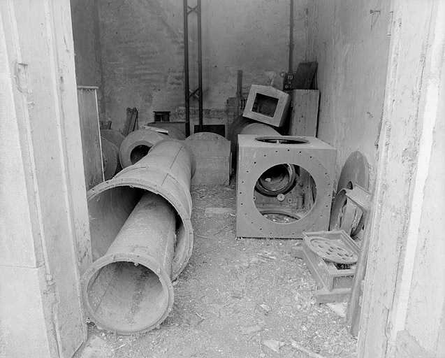 Tubes oculaires extérieur et intérieur, avec l'embase du pivot horaire inférieur et le cube central. © Jérôme Mongreville / Région Bourgogne-Franche-Comté, Inventaire du patrimoine - 2003 Tubes oculaires extérieur et intérieur, avec l'embase du pivot horaire inférieur et le cube central. © Jérôme Mongreville / Région Bourgogne-Franche-Comté, Inventaire du patrimoine - 2003