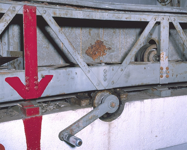 Système de rotation de la coupole : manivelle. © Jérôme Mongreville / Région Bourgogne-Franche-Comté, Inventaire du patrimoine - 2003