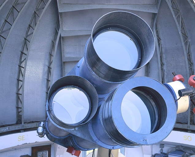 L'objectif visuel et les deux objectifs photographiques. © Jérôme Mongreville / Région Bourgogne-Franche-Comté, Inventaire du patrimoine - 2003