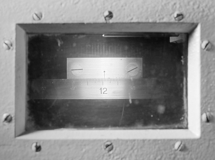 Fenêtre de lecture des graduations du disque de la monture équatoriale. © Jérôme Mongreville / Région Bourgogne-Franche-Comté, Inventaire du patrimoine - 2003