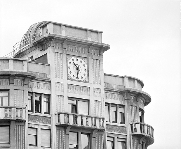 Partie supérieure du corps d'entrée et horloge d'édifice lumineuse. © Yves Sancey / Région Bourgogne-Franche-Comté, Inventaire du patrimoine - 2003 Partie supérieure du corps d'entrée et horloge d'édifice lumineuse. © Yves Sancey / Région Bourgogne-Franche-Comté, Inventaire du patrimoine - 2003