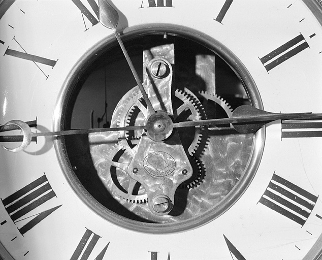 Aiguilles et logotype de l'école. © Yves Sancey / Région Bourgogne-Franche-Comté, Inventaire du patrimoine - 2003