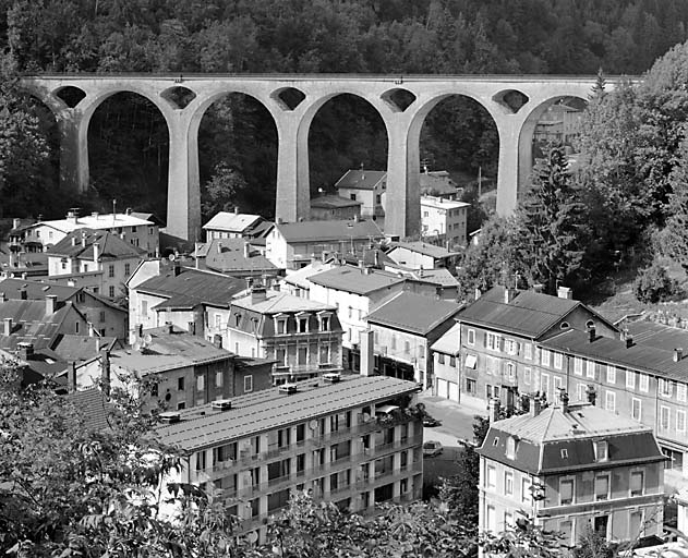 Vue d'ensemble plongeante, depuis le sud-ouest. © Yves Sancey / Région Bourgogne-Franche-Comté, Inventaire du patrimoine - 2003 Vue d'ensemble plongeante, depuis le sud-ouest. © Yves Sancey / Région Bourgogne-Franche-Comté, Inventaire du patrimoine - 2003