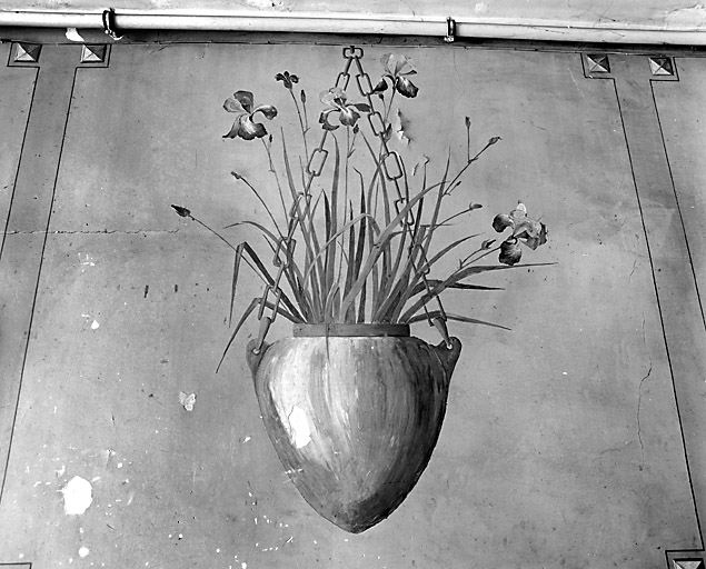 Peinture : fleurs (iris ?) dans un vase suspendu. © Yves Sancey / Région Bourgogne-Franche-Comté, Inventaire du patrimoine - 2003 Peinture : fleurs (iris ?) dans un vase suspendu. © Yves Sancey / Région Bourgogne-Franche-Comté, Inventaire du patrimoine - 2003