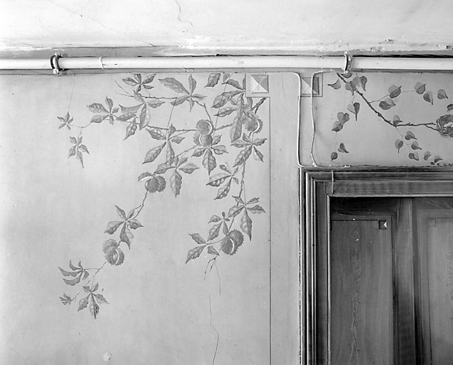 Panneau à l'angle d'une porte : branche de châtaignier et châtaignes. © Yves Sancey / Région Bourgogne-Franche-Comté, Inventaire du patrimoine - 2003