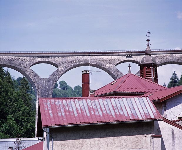 Toitures et clocher avec le grand viaduc en arrière-plan. © Yves Sancey / Région Bourgogne-Franche-Comté, Inventaire du patrimoine - 2003