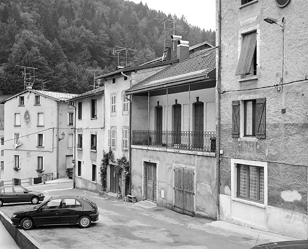 Corps de bâtiment 4 rue Traversière : vue d'ensemble, de trois quarts droite. © Yves Sancey / Région Bourgogne-Franche-Comté, Inventaire du patrimoine - 2003