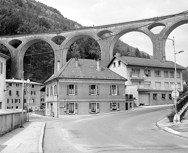 Vue d'ensemble rapprochée, depuis le sud. © Yves Sancey / Région Bourgogne-Franche-Comté, Inventaire du patrimoine - 2003