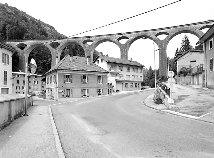 Quartier du bas de Morez : l'ancien octroi et le grand viaduc. © Yves Sancey / Région Bourgogne-Franche-Comté, Inventaire du patrimoine - 2003 Quartier du bas de Morez : l'ancien octroi et le grand viaduc. © Yves Sancey / Région Bourgogne-Franche-Comté, Inventaire du patrimoine - 2003
