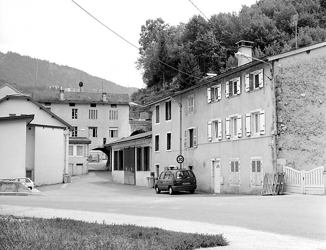 La rue Pierre Morel vers le pont de l'Affaitioux. © Yves Sancey / Région Bourgogne-Franche-Comté, Inventaire du patrimoine - 2003 La rue Pierre Morel vers le pont de l'Affaitioux. © Yves Sancey / Région Bourgogne-Franche-Comté, Inventaire du patrimoine - 2003