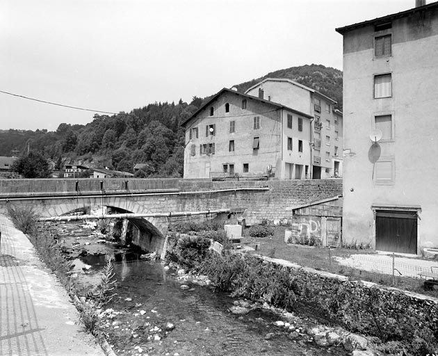Vue d'ensemble, depuis la rive gauche en amont. © Yves Sancey / Région Bourgogne-Franche-Comté, Inventaire du patrimoine - 2003 Vue d'ensemble, depuis la rive gauche en amont. © Yves Sancey / Région Bourgogne-Franche-Comté, Inventaire du patrimoine - 2003