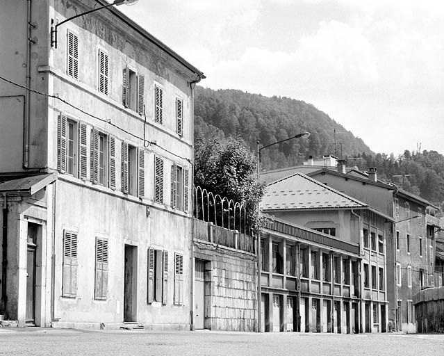 Anciennes usines : atelier d'émaillage à gauche (35 et 35 bis rue de la République), usine de lapidairerie Buffard puis de décolletage des Ateliers mécaniques du Haut-Jura à droite (n° 37 et 37 bis). © Yves Sancey / Région Bourgogne-Franche-Comté, Inventaire du patrimoine - 2003 Anciennes usines : atelier d'émaillage à gauche (35 et 35 bis rue de la République), usine de lapidairerie Buffard puis de décolletage des Ateliers mécaniques du Haut-Jura à droite (n° 37 et 37 bis). © Yves Sancey / Région Bourgogne-Franche-Comté, Inventaire du patrimoine - 2003