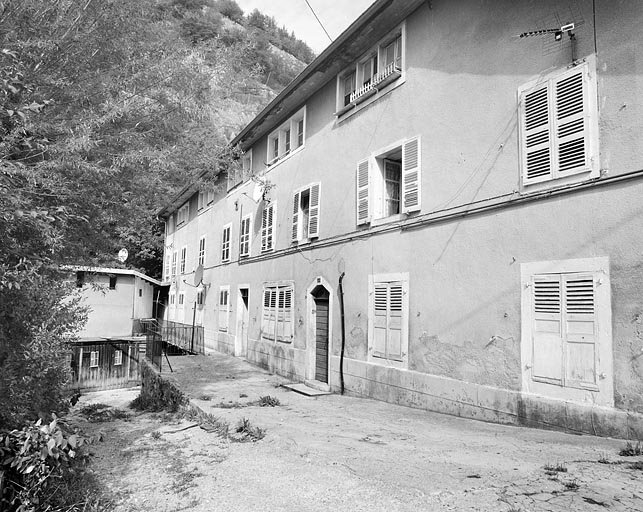 Façade principale, de trois quarts droite. © Yves Sancey / Région Bourgogne-Franche-Comté, Inventaire du patrimoine - 2003 Façade principale, de trois quarts droite. © Yves Sancey / Région Bourgogne-Franche-Comté, Inventaire du patrimoine - 2003