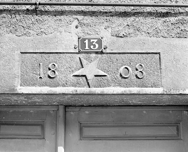 Maison avec atelier (19e siècle) au n° 13 rue de la Concorde : linteau daté 1808. Maison (AD 77). Rare exemple de décor sur le linteau. © Yves Sancey / Région Bourgogne-Franche-Comté, Inventaire du patrimoine - 2003