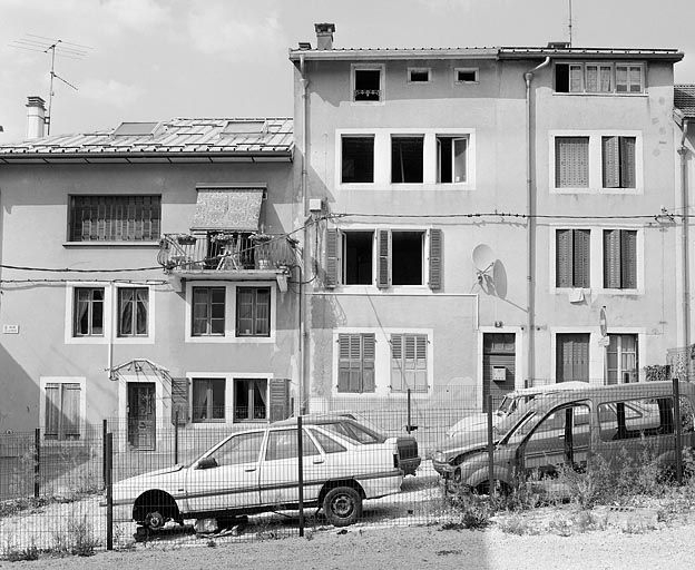Maison et immeuble (18e et 19e siècles) aux n° 1 et 3 rue de la Paix. Bâtiments (AD 82 à 85) avec ateliers signalés par des fenêtres multiples et des fenêtres lunetières (sous le toit à droite). Le linteau de la porte de droite (3 rue de la Paix) po… © Yves Sancey / Région Bourgogne-Franche-Comté, Inventaire du patrimoine - 2003