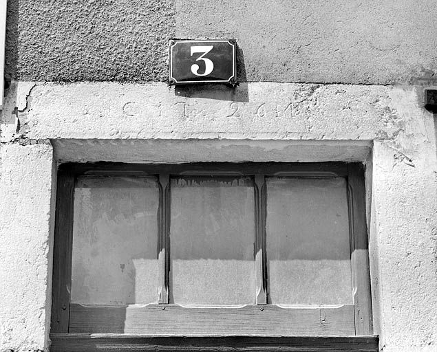 Immeuble avec atelier (18e siècle) au n° 3 rue de la Paix : date 1726 sur le linteau de la porte d'entrée. Immeuble (AD 84 et 85). © Yves Sancey / Région Bourgogne-Franche-Comté, Inventaire du patrimoine - 2003