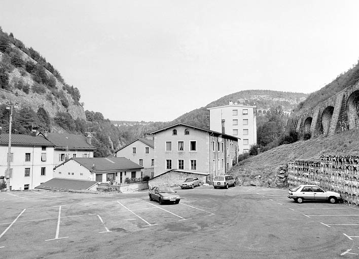 Au centre, l'ancienne usine de la coopérative Les Lunetiers réunis. © Yves Sancey / Région Bourgogne-Franche-Comté, Inventaire du patrimoine - 2003 Au centre, l'ancienne usine de la coopérative Les Lunetiers réunis. © Yves Sancey / Région Bourgogne-Franche-Comté, Inventaire du patrimoine - 2003