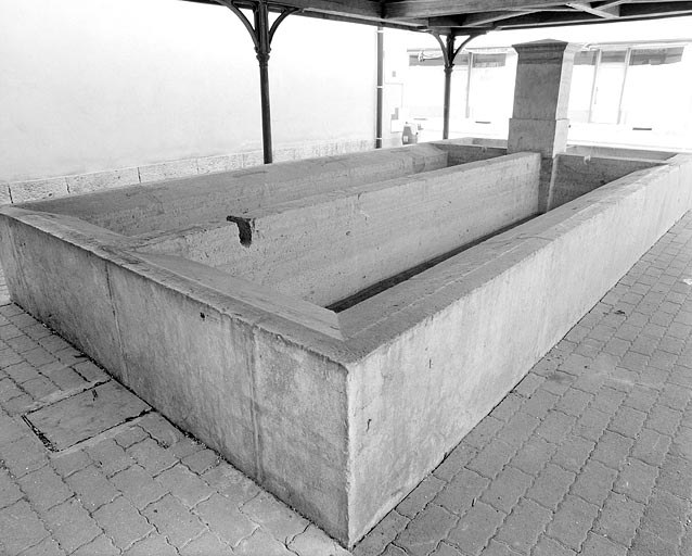 Bassin côté lavoir, vu de trois quarts. © Yves Sancey / Région Bourgogne-Franche-Comté, Inventaire du patrimoine - 2003