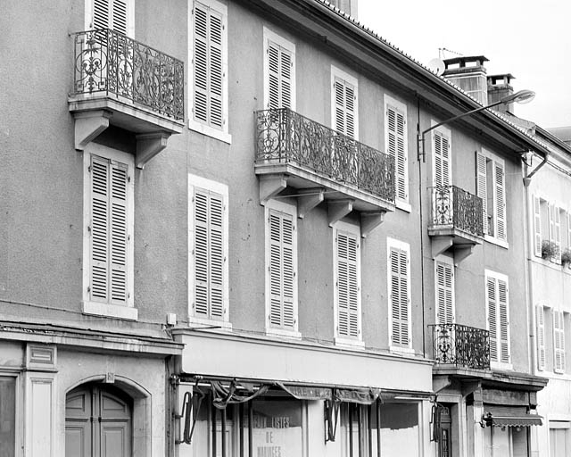 Façade antérieure, avant restauration : étages carrés, de trois quarts gauche. © Yves Sancey / Région Bourgogne-Franche-Comté, Inventaire du patrimoine - 2003