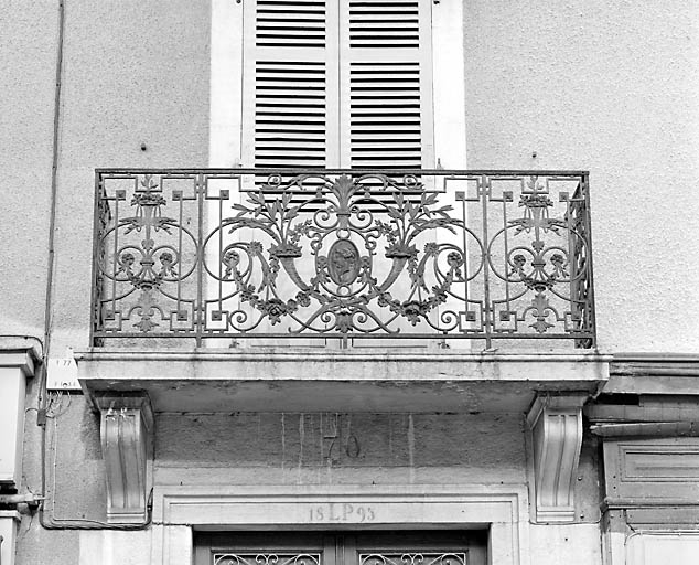 Balcon du premier étage, surmontant la porte d'entrée, avant restauration. © Yves Sancey / Région Bourgogne-Franche-Comté, Inventaire du patrimoine - 2003
