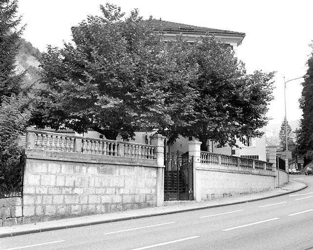 Mur de soutènement et escalier indépendant, côté rue. © Yves Sancey / Région Bourgogne-Franche-Comté, Inventaire du patrimoine - 2003