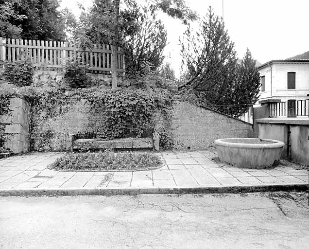 Fontaine et banc (vestiges de la brasserie ?). © Yves Sancey / Région Bourgogne-Franche-Comté, Inventaire du patrimoine - 2003