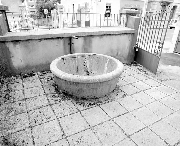 Fontaine (vestige de la brasserie). © Yves Sancey / Région Bourgogne-Franche-Comté, Inventaire du patrimoine - 2003