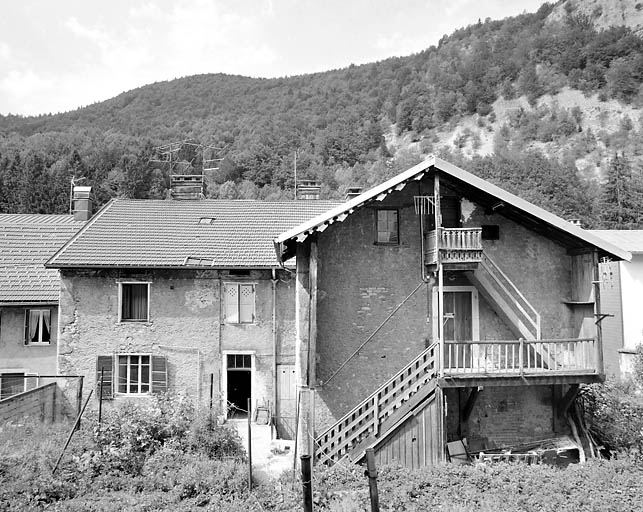 Façade postérieure et pignon du corps en retour. © Yves Sancey / Région Bourgogne-Franche-Comté, Inventaire du patrimoine - 2003