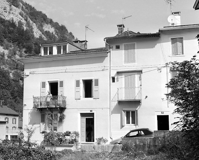 Habitations (19e siècle) aux n° 1 et 3 rue Raspail. Maison et immeuble (AE 67 à 69). © Yves Sancey / Région Bourgogne-Franche-Comté, Inventaire du patrimoine - 2003