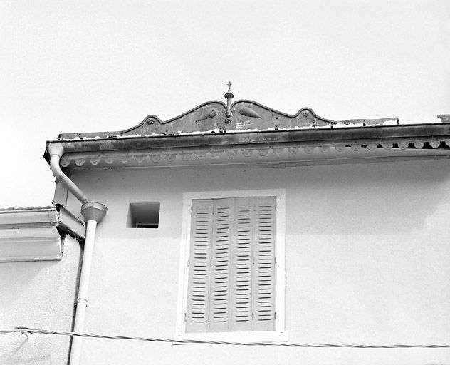 Maison avec atelier (19e siècle) au n° 3 rue Raspail : couronnement métallique. Maison (AE 68 et 69). © Yves Sancey / Région Bourgogne-Franche-Comté, Inventaire du patrimoine - 2003