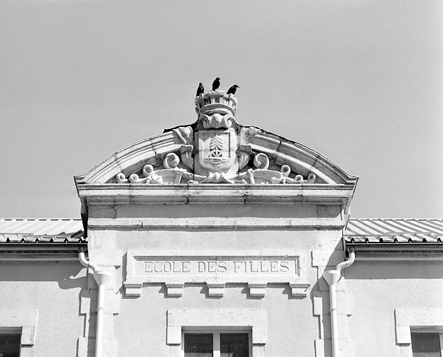 Aile latérale gauche : armoiries de la ville sur le fronton de la travée centrale. © Yves Sancey / Région Bourgogne-Franche-Comté, Inventaire du patrimoine - 2003 Aile latérale gauche : armoiries de la ville sur le fronton de la travée centrale. © Yves Sancey / Région Bourgogne-Franche-Comté, Inventaire du patrimoine - 2003