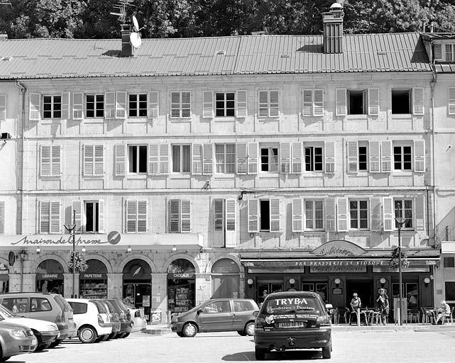 Immeuble avec atelier (19e siècle) aux n° 129 à 133 rue de la République. Immeuble (AE 107) face à la place Jean Jaurès, bâti au début de la décennie 1830. © Yves Sancey / Région Bourgogne-Franche-Comté, Inventaire du patrimoine - 2003 Immeuble avec atelier (19e siècle) aux n° 129 à 133 rue de la République. Immeuble (AE 107) face à la place Jean Jaurès, bâti au début de la décennie 1830. © Yves Sancey / Région Bourgogne-Franche-Comté, Inventaire du patrimoine - 2003