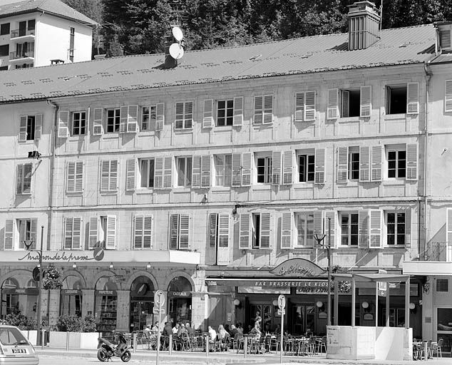 Vue d'ensemble des n° 131 et 133, de trois quarts droite. © Yves Sancey / Région Bourgogne-Franche-Comté, Inventaire du patrimoine - 2003 Vue d'ensemble des n° 131 et 133, de trois quarts droite. © Yves Sancey / Région Bourgogne-Franche-Comté, Inventaire du patrimoine - 2003