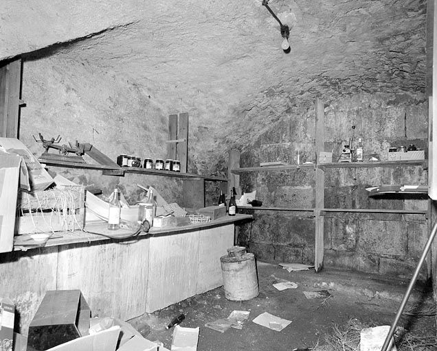 Immeuble (19e siècle) au n° 137 rue de la République : caves en rez-de-chaussée. Immeuble (AE 104). © Yves Sancey / Région Bourgogne-Franche-Comté, Inventaire du patrimoine - 2003