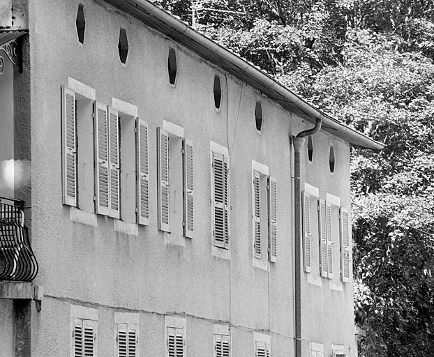 Etage carré et comble à surcroît. © Yves Sancey / Région Bourgogne-Franche-Comté, Inventaire du patrimoine - 2003 Etage carré et comble à surcroît. © Yves Sancey / Région Bourgogne-Franche-Comté, Inventaire du patrimoine - 2003