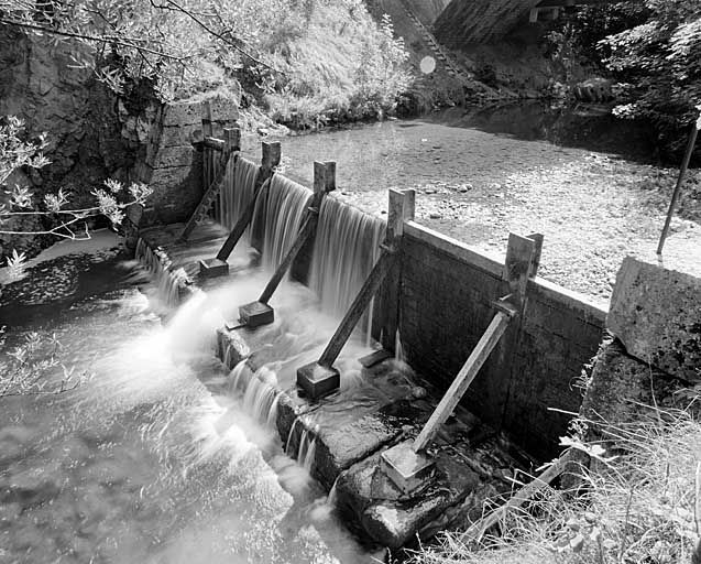 Barrage de l'ancienne usine de l'Abbaye (23 à 31 rue Emile Zola), en aval du pont des Douanes. © Yves Sancey / Région Bourgogne-Franche-Comté, Inventaire du patrimoine - 2003 Barrage de l'ancienne usine de l'Abbaye (23 à 31 rue Emile Zola), en aval du pont des Douanes. © Yves Sancey / Région Bourgogne-Franche-Comté, Inventaire du patrimoine - 2003